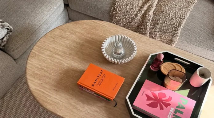 Stolić u dnevnom boravku. Coffe table