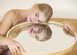 djevojka naslonjena na ogledalo