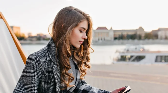 Djevojka gleda mobitel