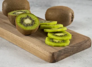 Kivi na drvenoj ploci za rezanje