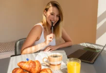 Nutricionisti savjetuju: prije kave pojedite barem ovo djevojka s laptomom sijedi na teraci uz kroasane i kavu