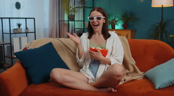Snack ideje za Netflix večer koje će vam odmah popraviti raspoloženje djevojka u dnevnom boravku s kokicama i naocalama