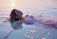 Žena pluta u vodi