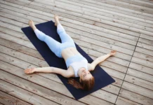 Djevojka leži na podu nakon yoge