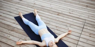 Djevojka leži na podu nakon yoge