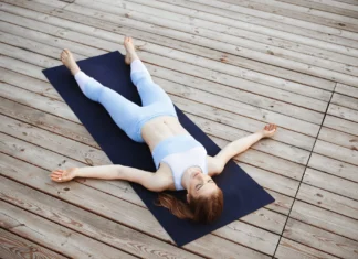 Djevojka leži na podu nakon yoge