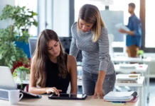 Dvije poslovne zene rade u uredu