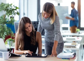 Dvije poslovne zene rade u uredu