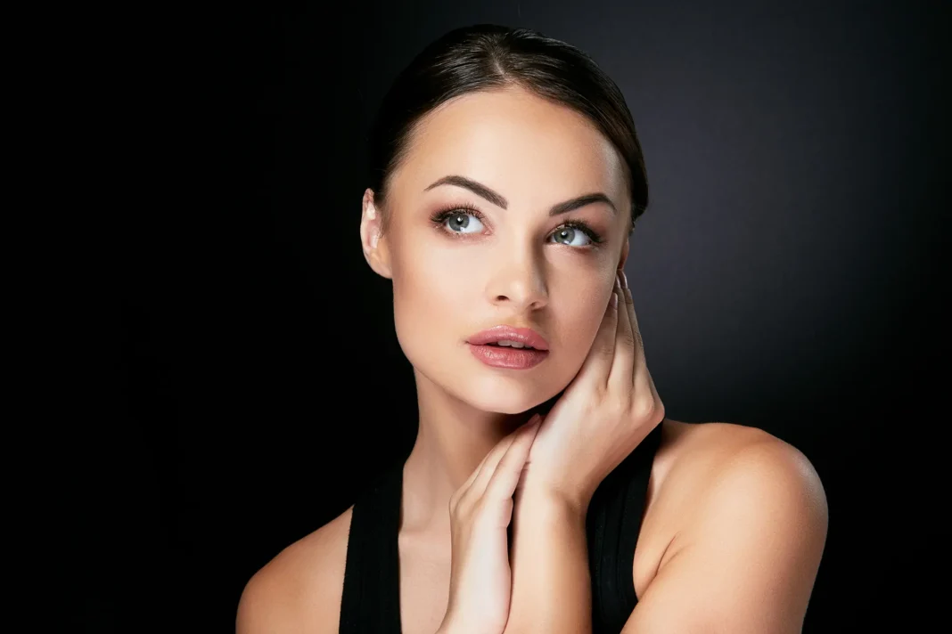 Brineta slika lica i ramena na crnoj pozadini