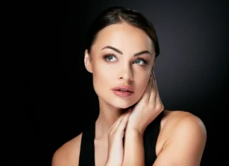 Brineta slika lica i ramena na crnoj pozadini