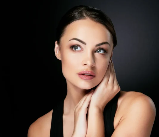 Brineta slika lica i ramena na crnoj pozadini