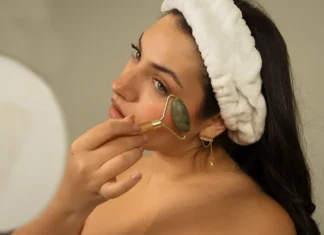 Djevojka masira lice