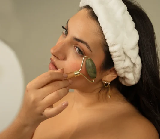 Mogu li redovite masaže lica odgoditi odlazak na Botox? Djevojka masira lice