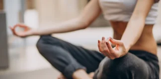 10 razloga zašto vas joga čini ljepšima – iznutra i izvana young woman practicing yoga home