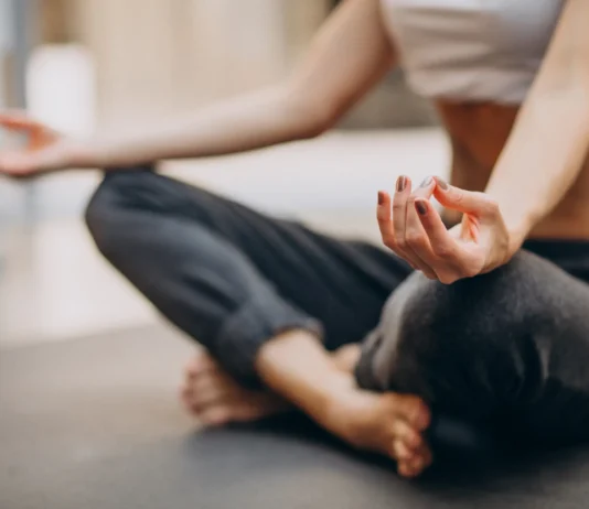 10 razloga zašto vas joga čini ljepšima – iznutra i izvana young woman practicing yoga home