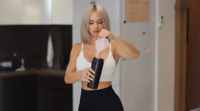 Mlada zena priprema proteiski shake