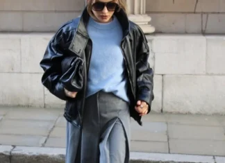 Proljetne jakne djevojka šeta na ulici