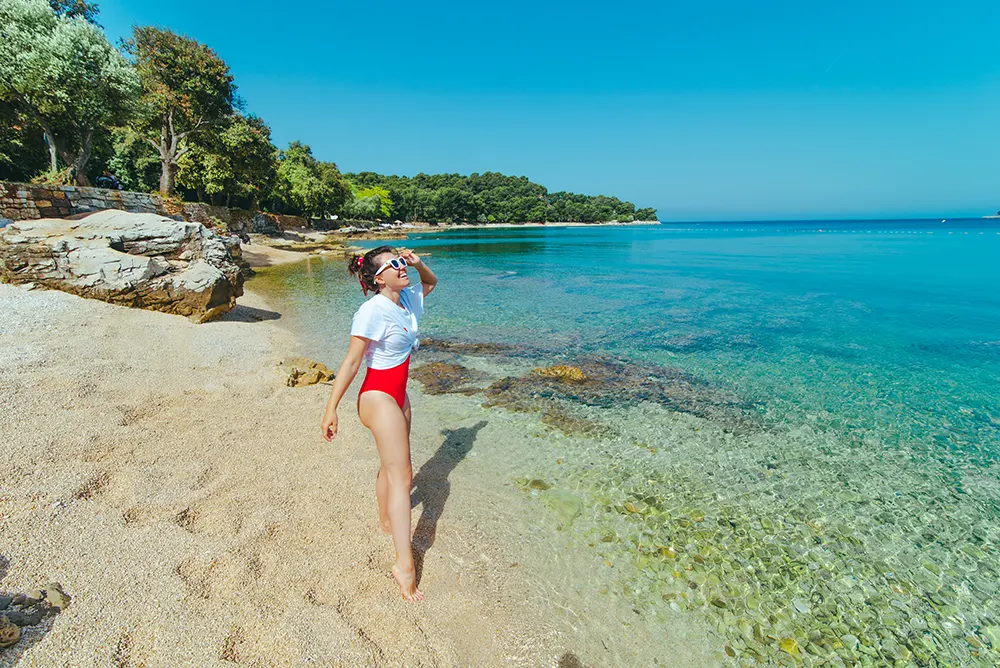 Slow living u Dalmaciji: trend koji mi živimo godinama 2 djevojka na plaži