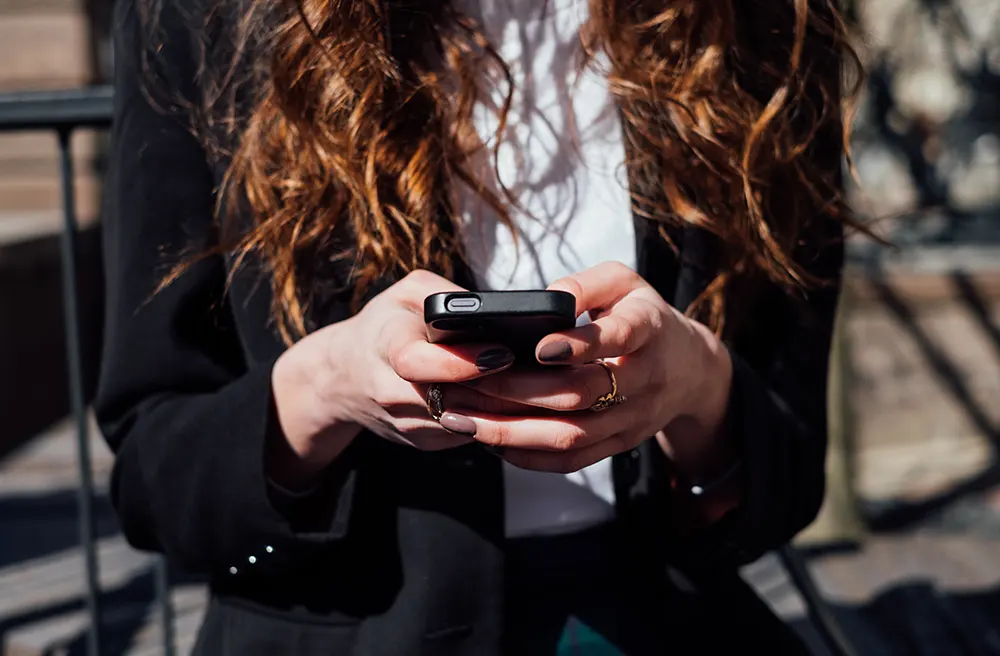 10 stvari koje elegantne žene nikada ne rade na društvenim mrežama 1 žena koja koristi mobitel