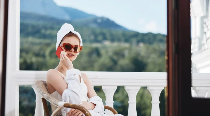 Luksuzne navike koje možete usvojiti bez trošenja puno novca Djevojka sjedi u ogrtacu sa suncanim naocalama na balkonu