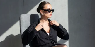 Stvari koje samopouzdane žene nikada ne objašnjavaju drugima elegantna žena u crnoj odjevnoj kombinaciji sa sunčanim naočalama pozira na sunčevoj svjetlosti