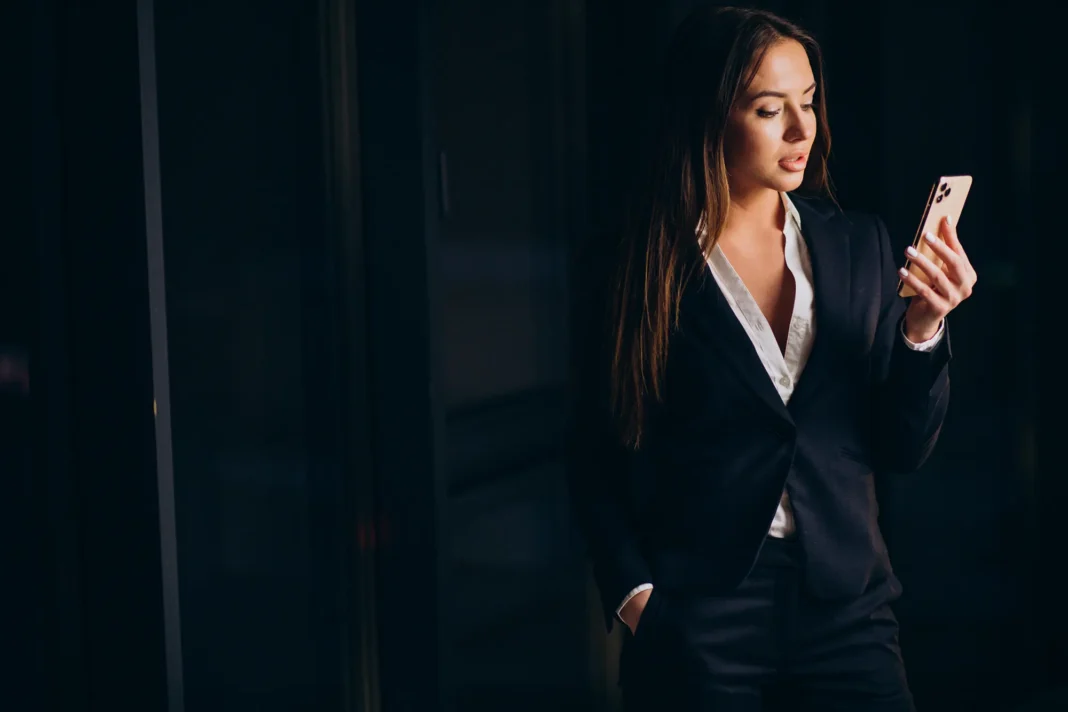 woman on phone Elegantna poslovna žena gleda u mobitel