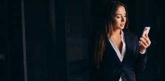 10 stvari koje elegantne žene nikada ne rade na društvenim mrežama Elegantna poslovna žena gleda u mobitel