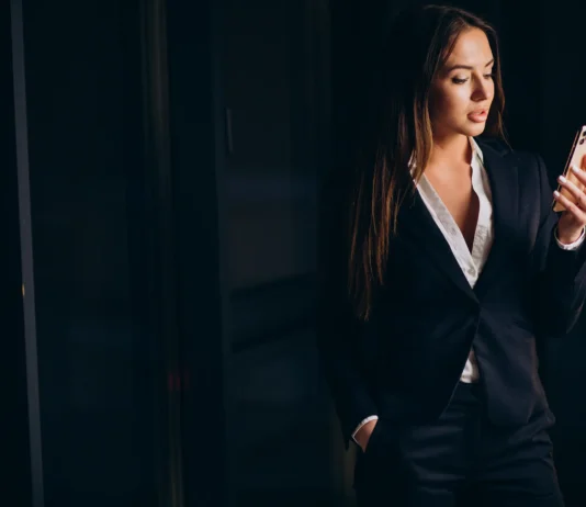 10 stvari koje elegantne žene nikada ne rade na društvenim mrežama Elegantna poslovna žena gleda u mobitel