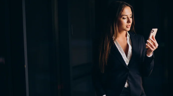 10 stvari koje elegantne žene nikada ne rade na društvenim mrežama Elegantna poslovna žena gleda u mobitel