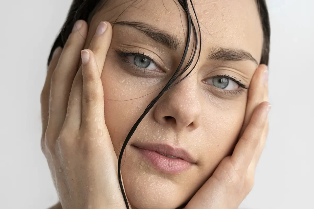 portrait-woman-with-hydrated-skin Djevojka s vlaznom kožom zateže lice