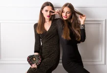 dvije elegantne mlade zene poziraju
